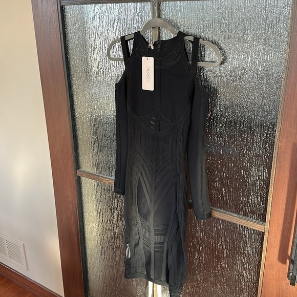 House of CB
MADRINA
BLACK BANDAGE COLD SHOULDER DRESS size XS size 2-4 NWT - Picture 6 of 11